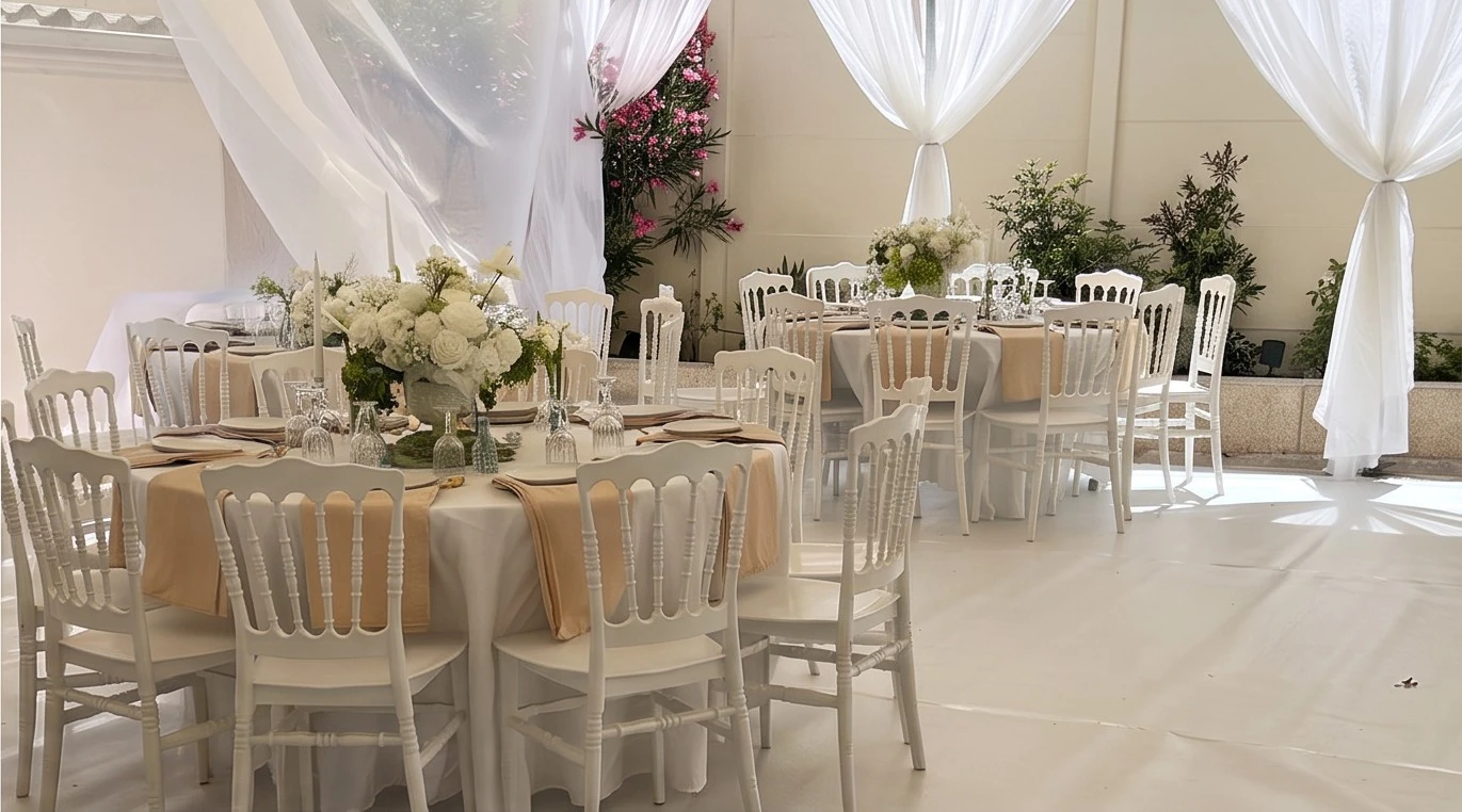 Table et chaises de réception avec décoration florale et nappage élégant