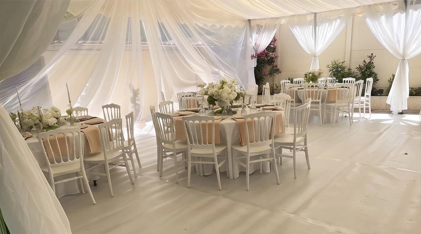 Tables et chaises de location pour salle de réception événementielle